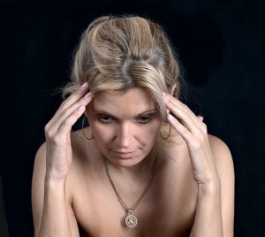 こめかみが締め付けられる頭痛